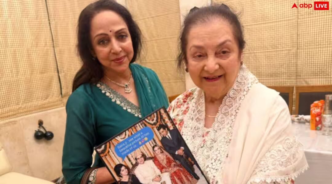 सायरा बानो ने हेमा मालिनी संग मुलाकात की तस्वीर की शेयर , धर्मेंद्र को याद कर लिखा- ‘दिलीप साहब के लिए उनका प्यार…’