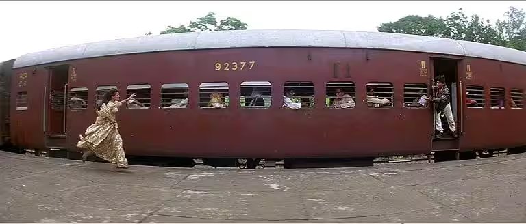 અનુપમ ખેર: ‘જાણે સમય થંભી ગયો’, અનુપમ ખેર DDLJના પ્રખ્યાત દ્રશ્યની જગ્યાના ‘જાદુ’માં ખોવાઈ ગયા