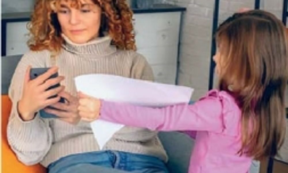 Reel scrolling is also like junk food; Memory-focus is weak: If parents have more screen time, then there are more chances of children getting addicted to phone.
