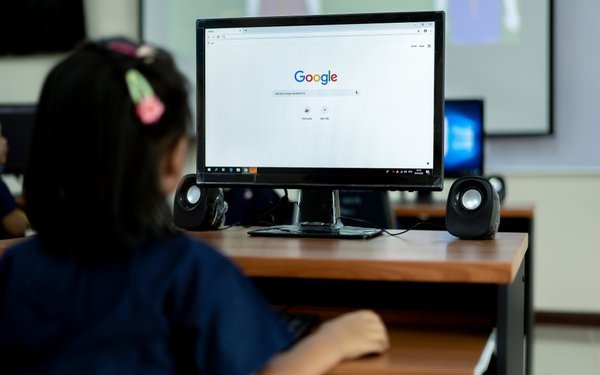 वकालत समूह बच्चों की गोपनीयता को लेकर Google की जांच करने के लिए FTC पर दबाव डालते हैं 08/25/2023