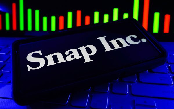 Snap Loses Users, Readies AR Glasses 05/08/2026